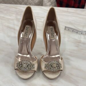 Badgley Mischka Women's Cream Peep-Toe Heels